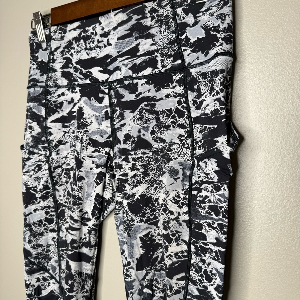 Lululemon Fast & Free 7/8 Tight II *Nulux 25"
Interlaced Starlight Black size 6 - Picture 5 of 8
